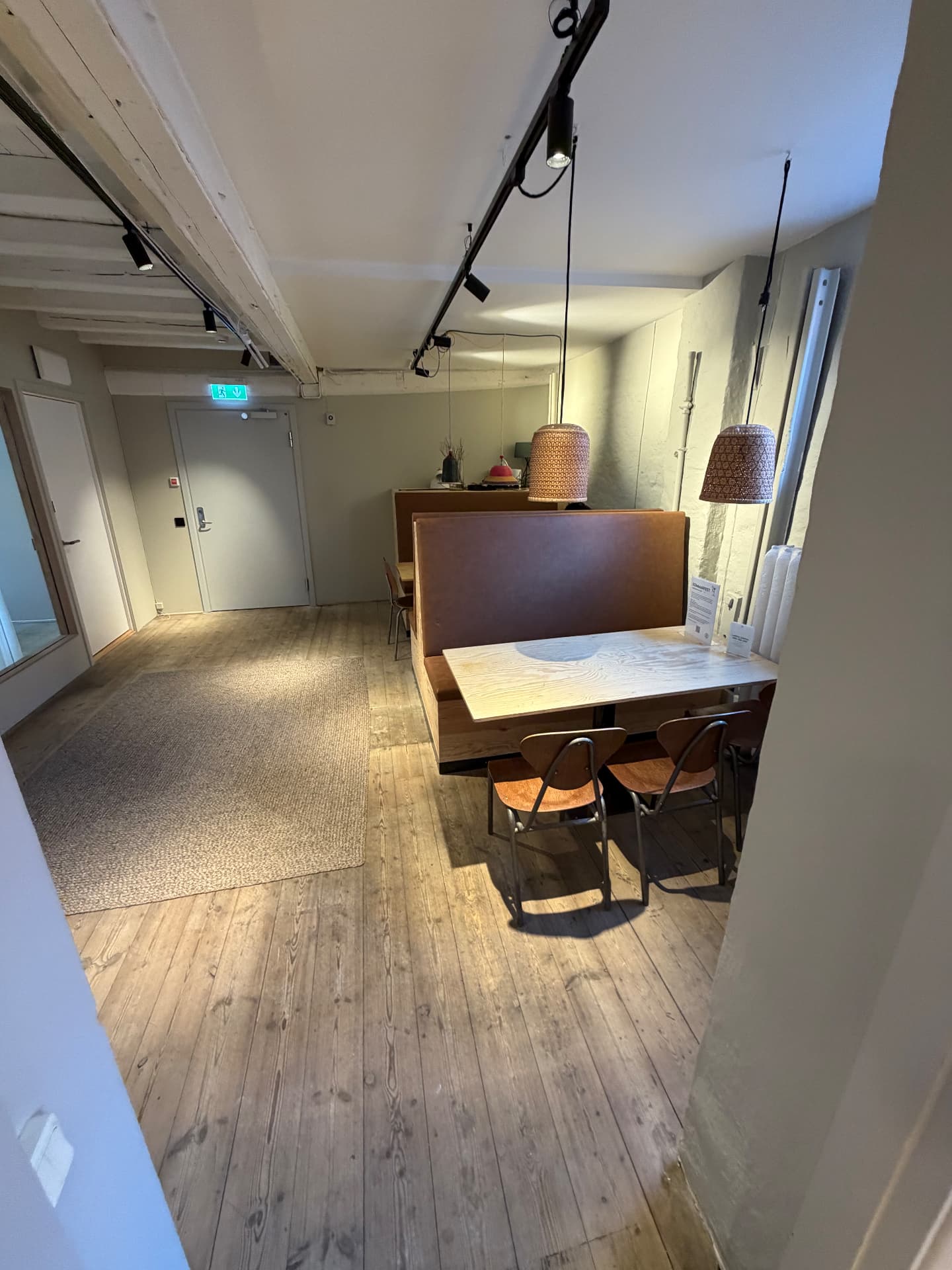 Sittbås och träbord i gemensam yta