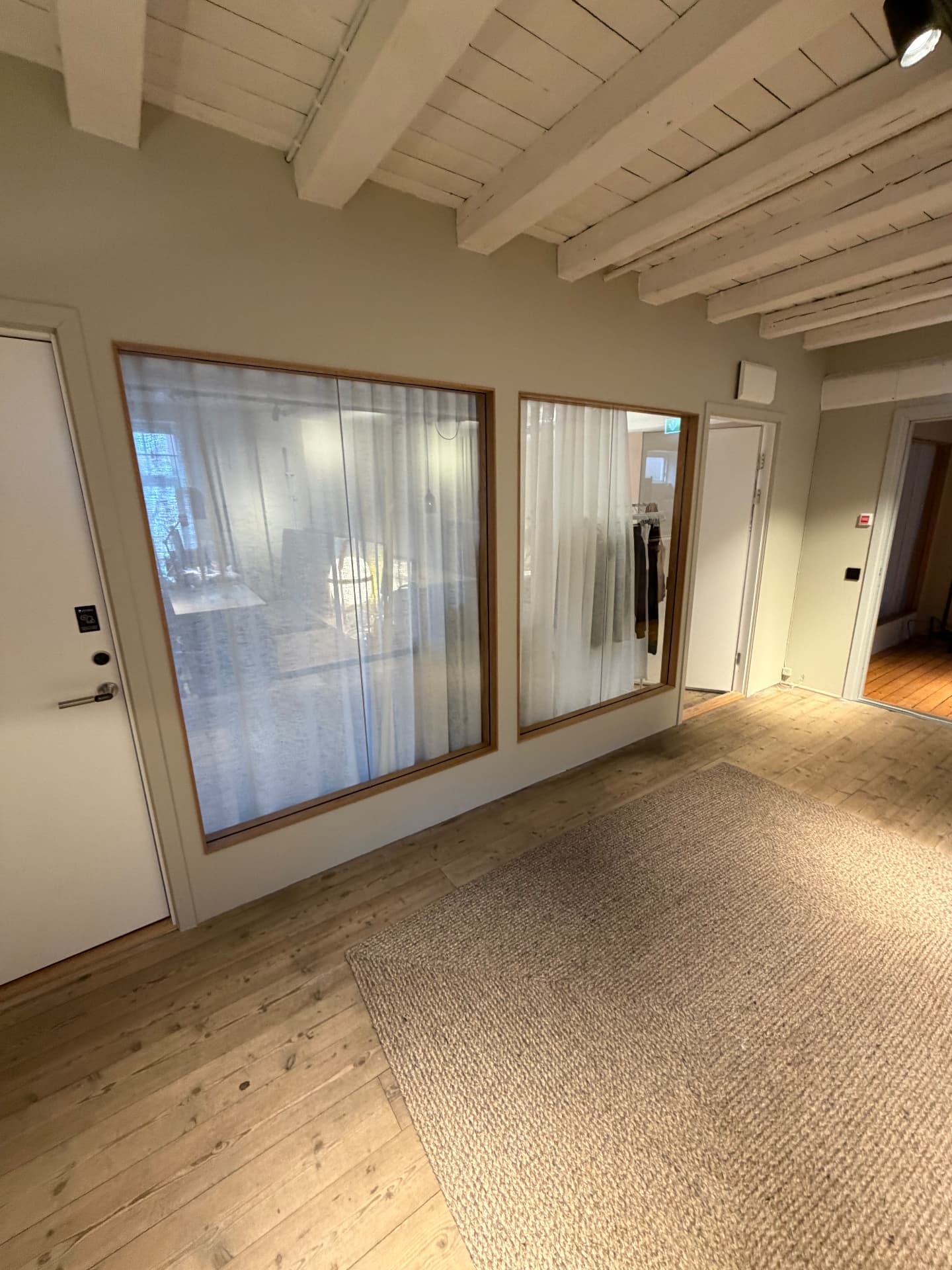 Entré med glaspartier i trä